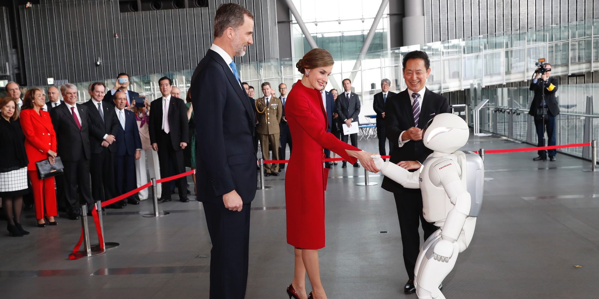 Los Reyes Felipe y Letizia, recibidos con honores por la Familia Imperial Japonesa y fascinados con un robot
