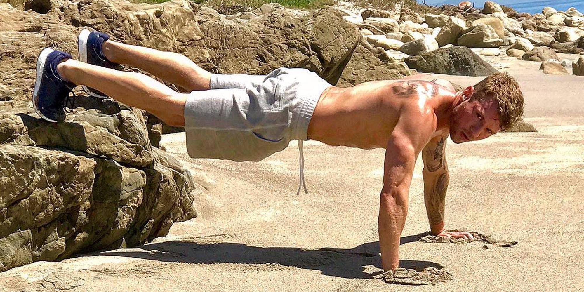 Ryan Phillippe presume de cuerpazo a los 42 años en una sexy sesión de fotos en la playa