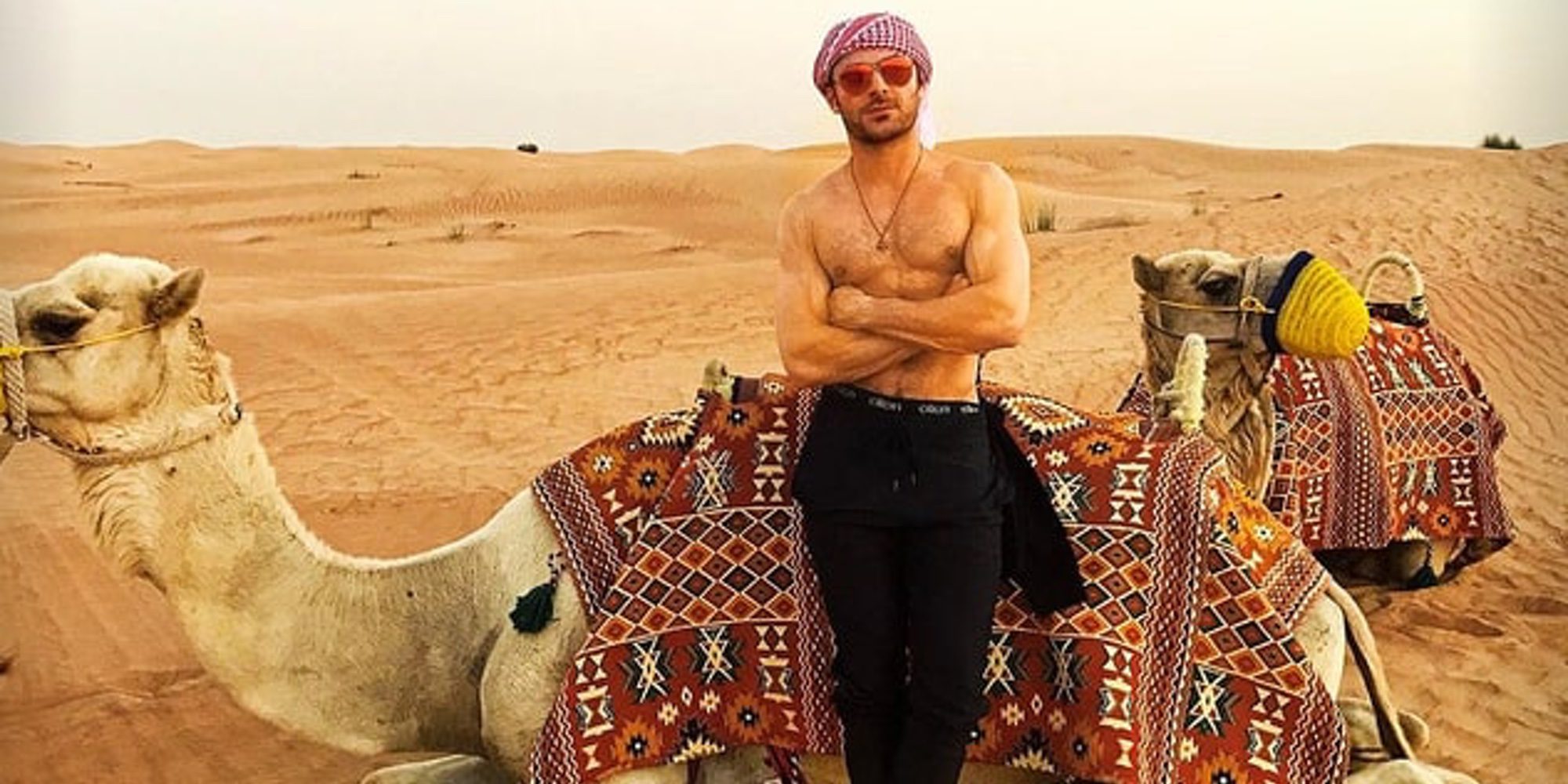 Un sexy Zac Efron se pasea sin camiseta en camello por el desierto en Dubai