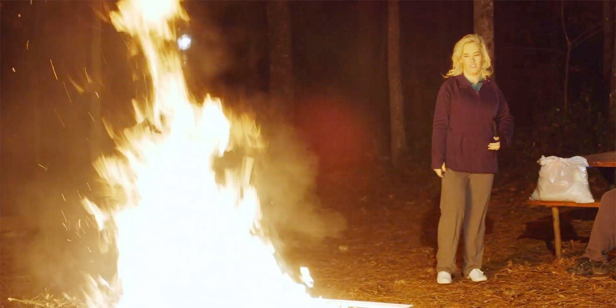 La madre de Honey Boo Boo quema toda la ropa que le recuerda a su vida con sobrepeso