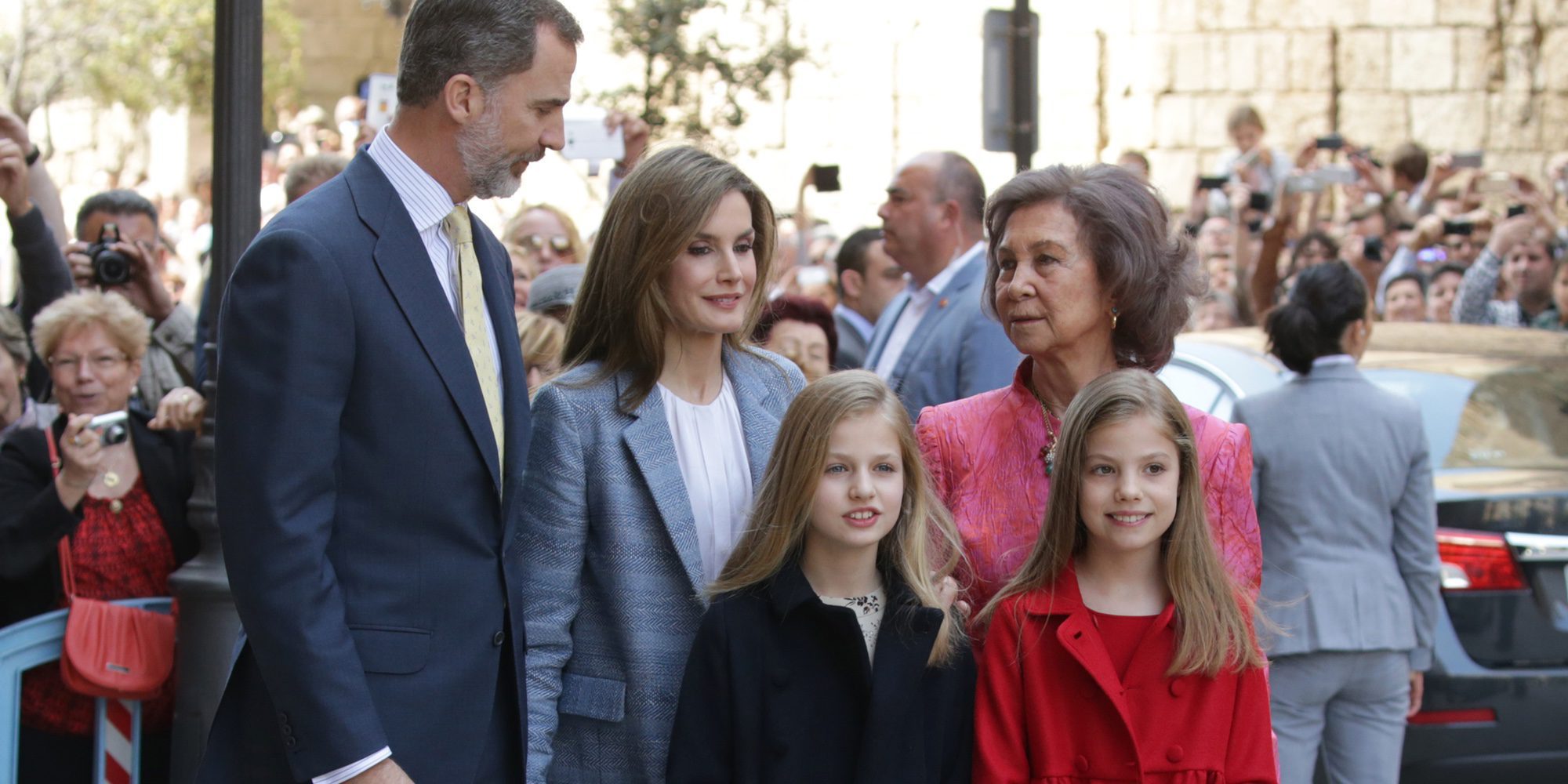 Los Reyes Felipe y Letizia, Sofía, Leonor y la Reina Sofía asisten a la misa de Pascua en Palma