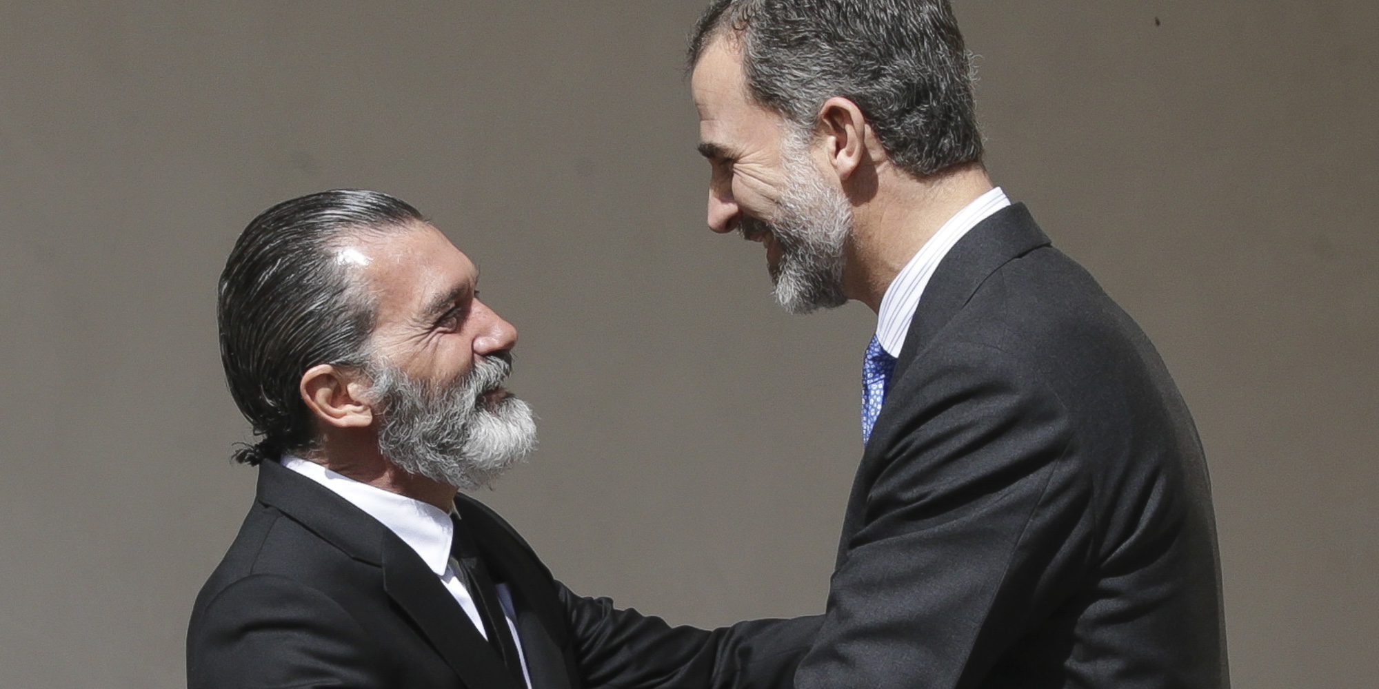Antonio Banderas recibe el galardón Camino Real de la mano del Rey Felipe