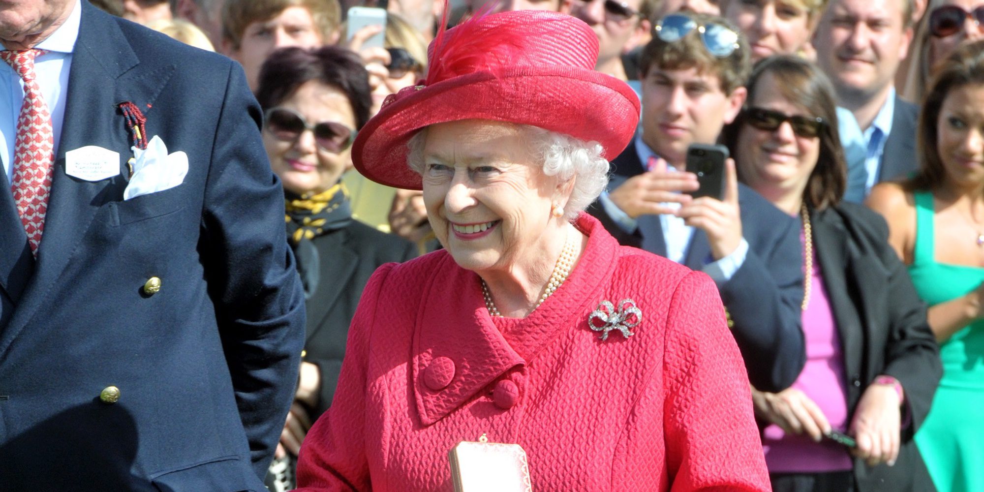 La Reina Isabel II convoca de urgencia a todo el personal de Buckingham Palace para un anuncio urgente
