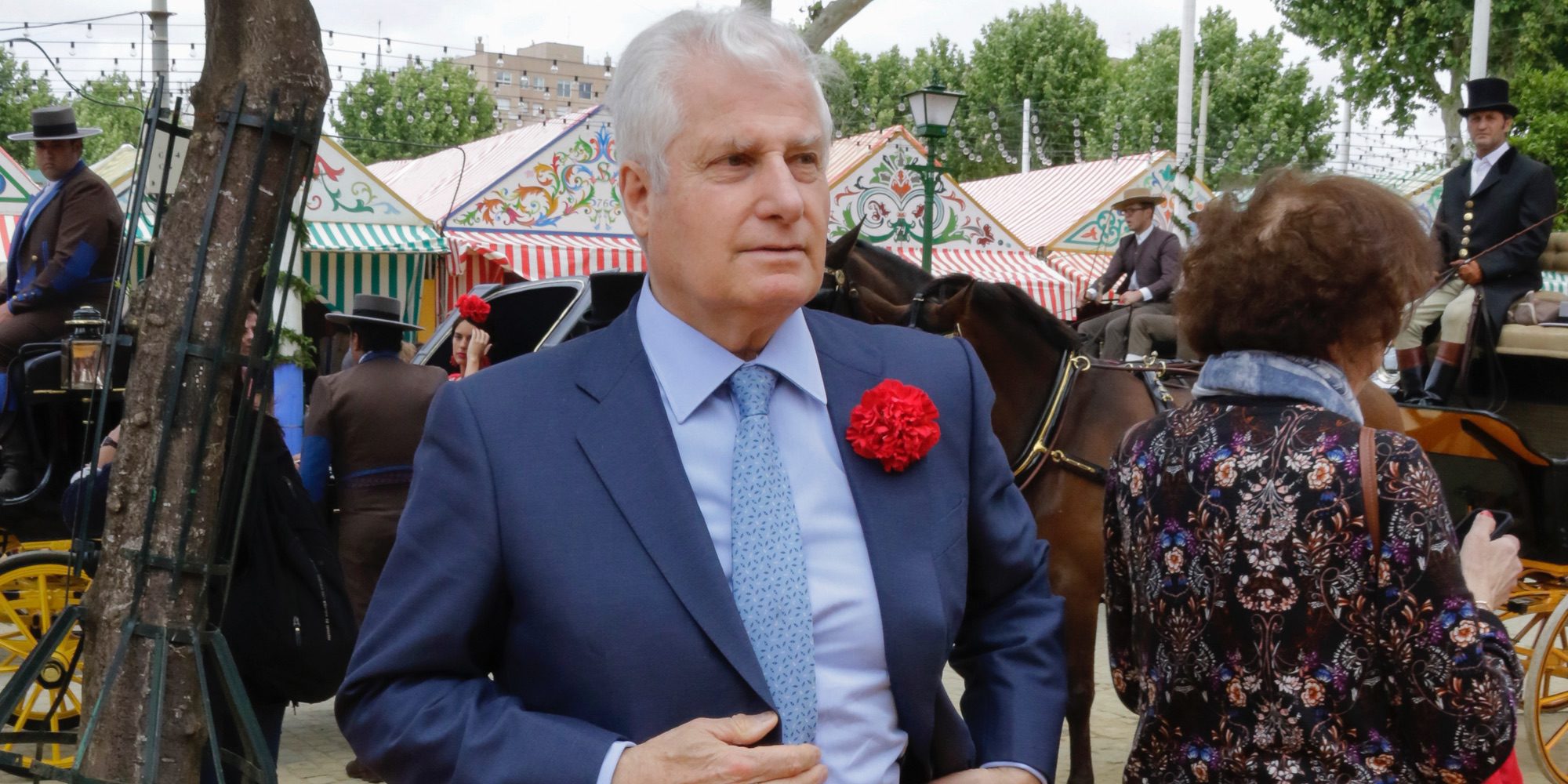 El Duque de Alba disfruta de la Feria de Abril acompañado de una atractiva italiana