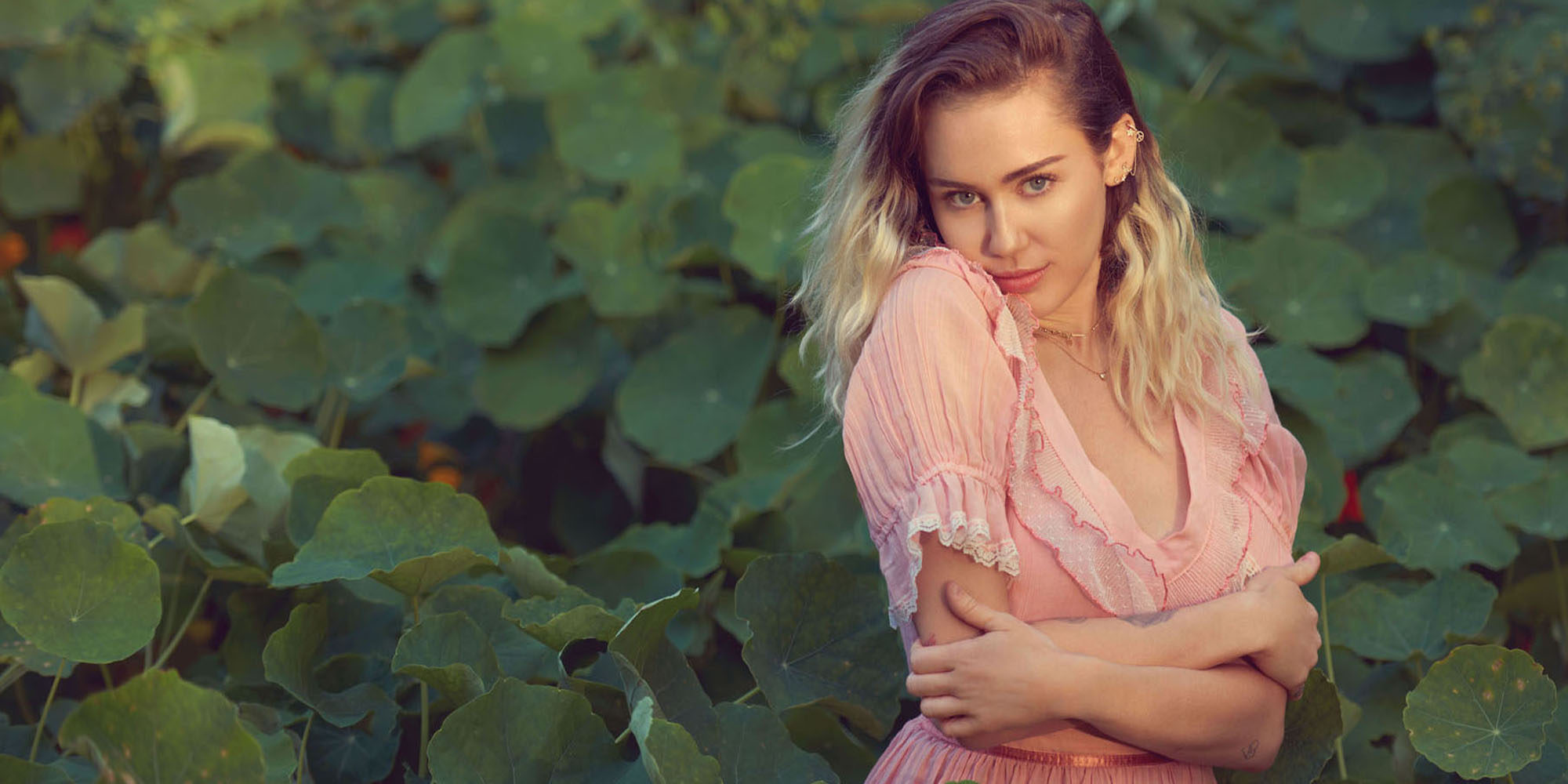 Miley Cyrus destaca entre el aluvión de novedades musicales con 'Malibu'