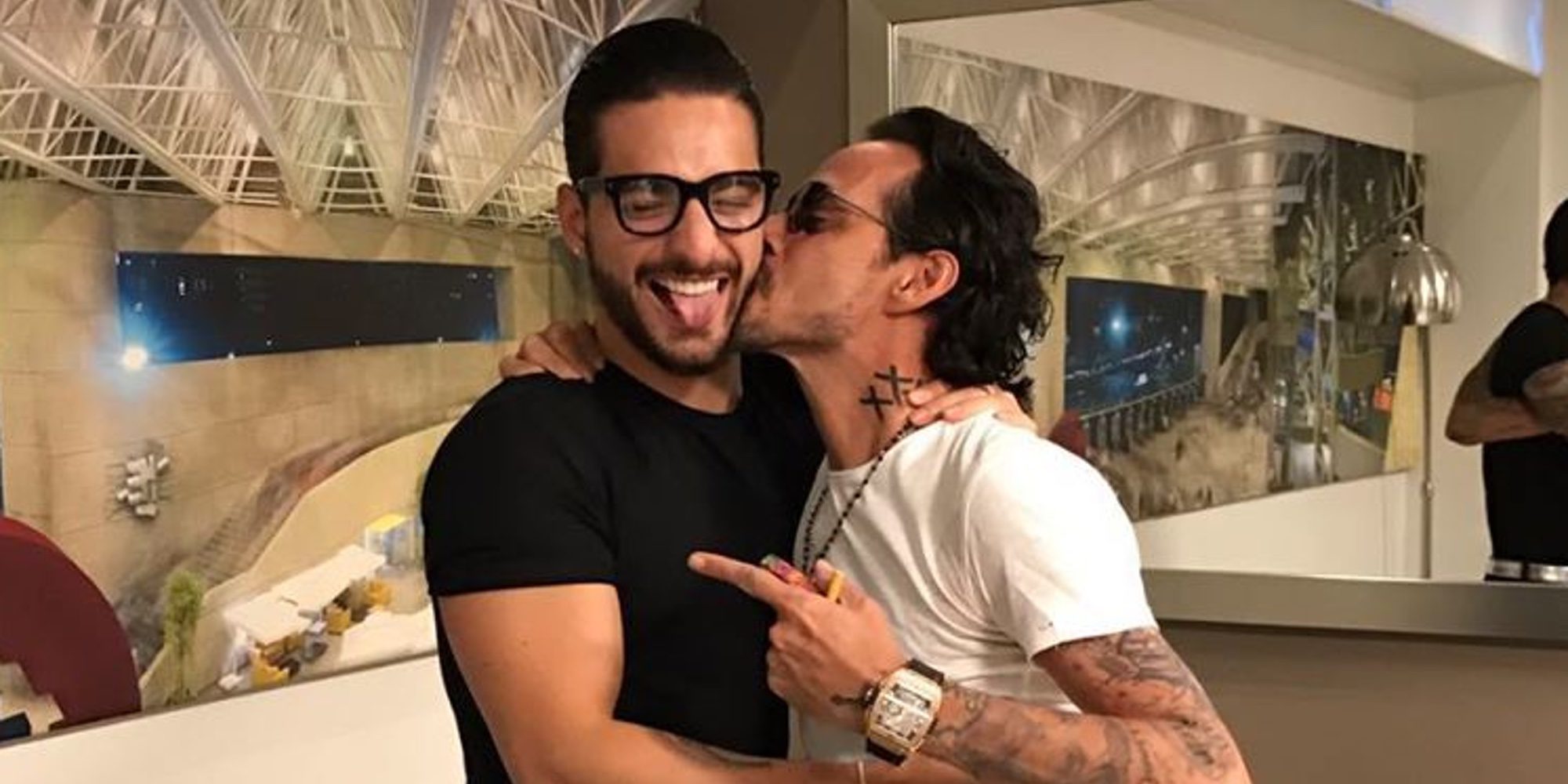 ¡El besazo entre Marc Anthony y Maluma que ha causado sensación!