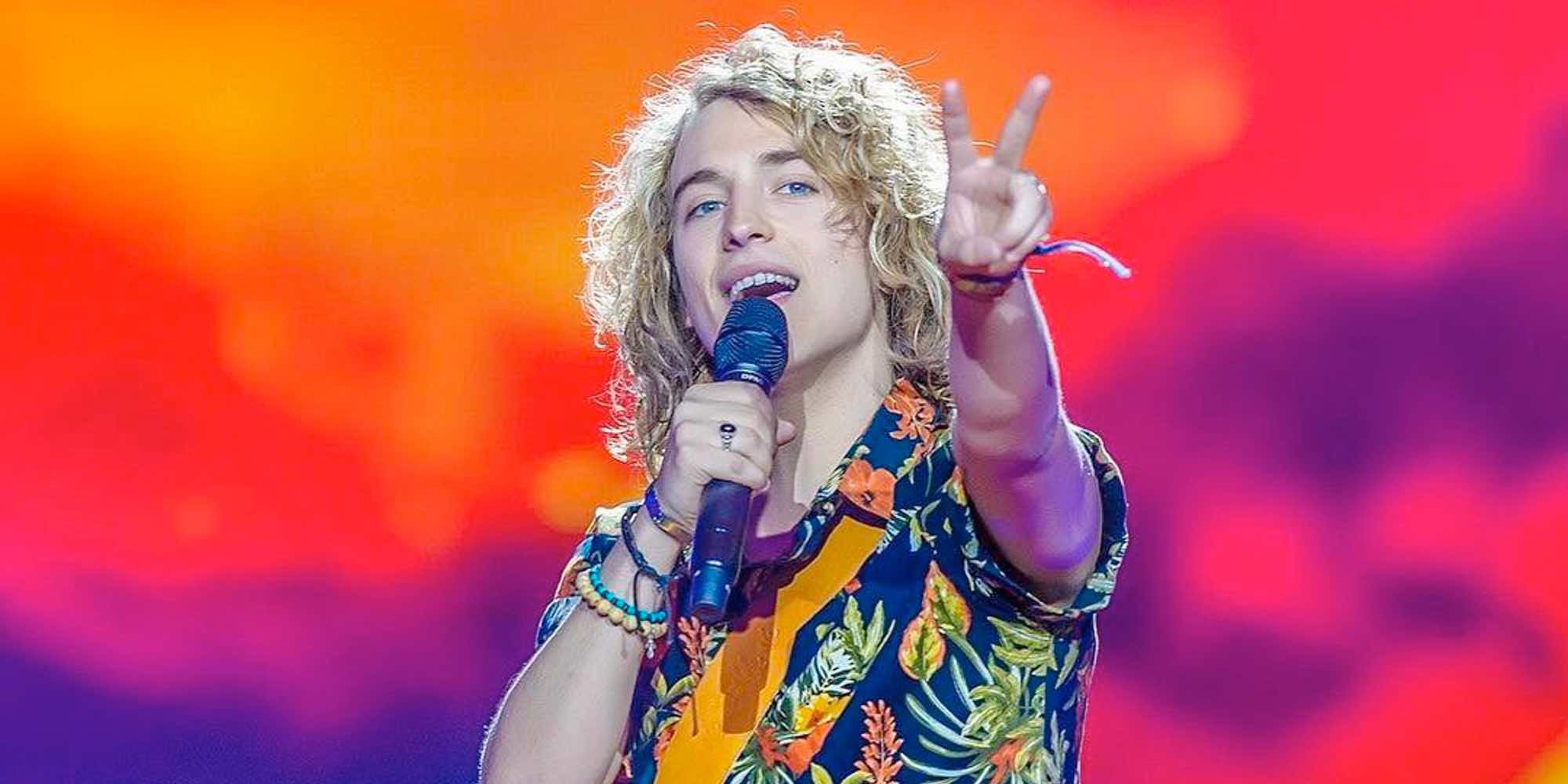 Manel Navarro también se ríe de su 'gallo' durante su actuación en Eurovisión 2017