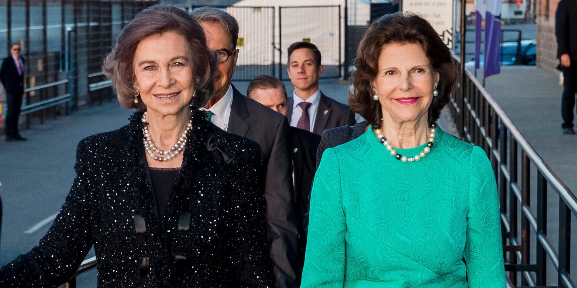 La Reina Sofía se divierte con Silvia de Suecia mientras el Rey Juan Carlos se va a los toros
