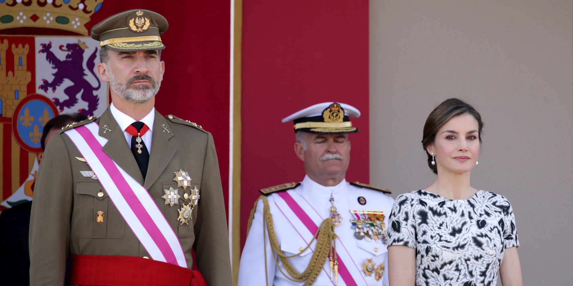 La Reina Letizia comparte los aplausos y deja solo al Rey Felipe con los pitidos