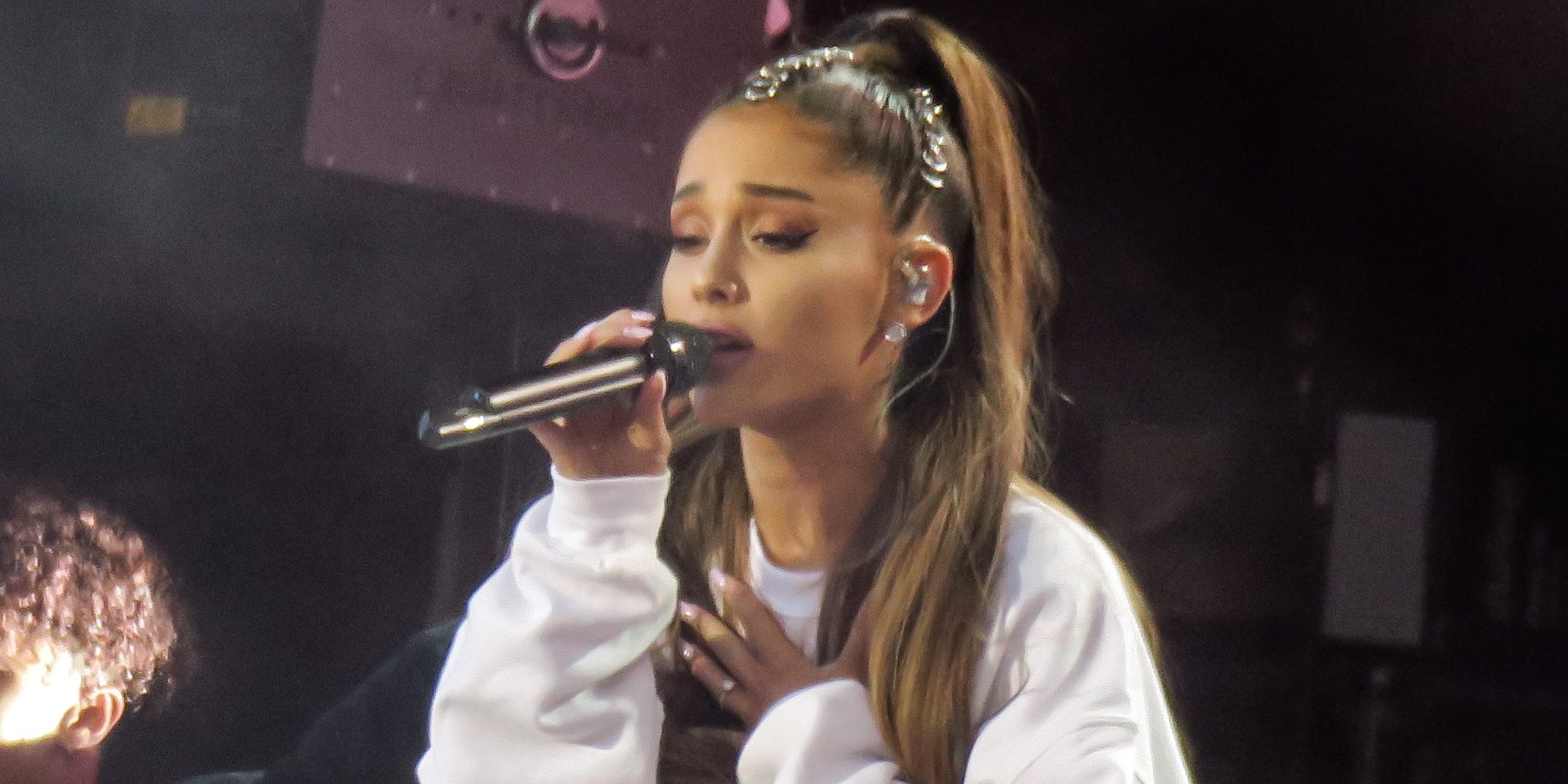 Ariana Grande y Justin Bieber no pueden contener las lágrimas en el concierto One Love Manchester