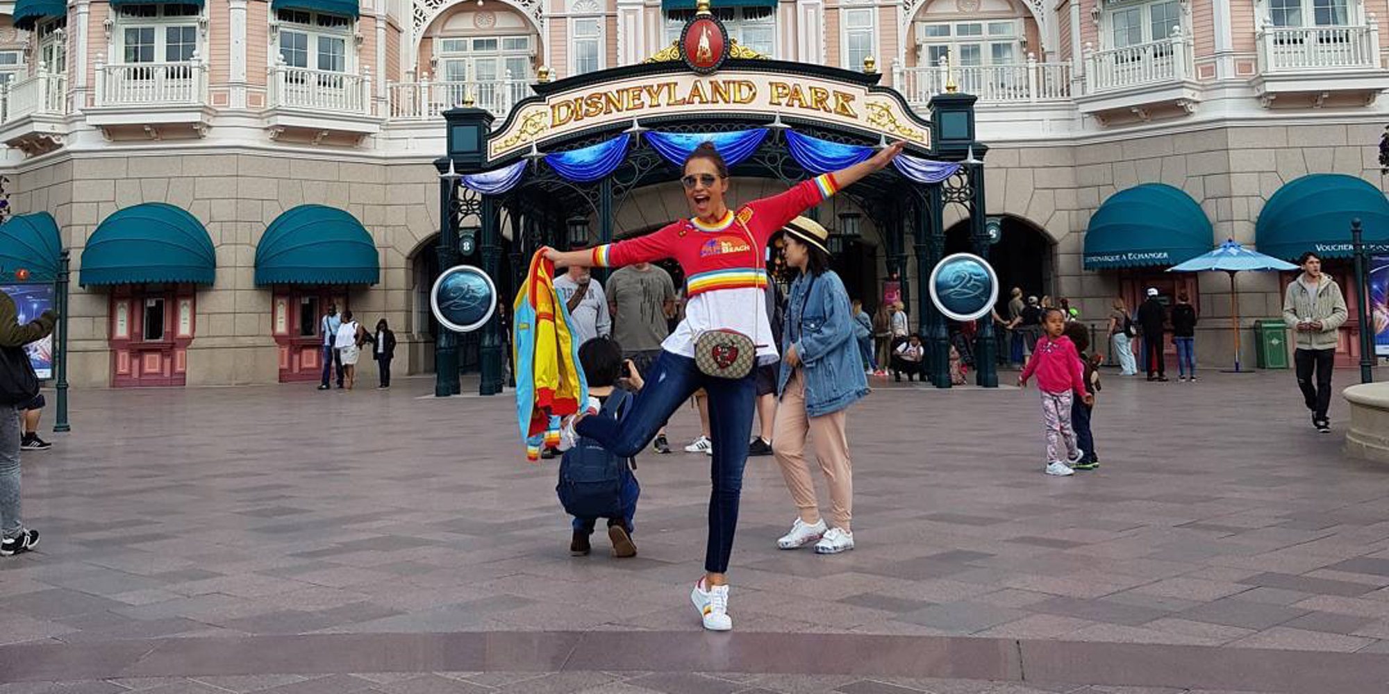 Paula Echevarría se despide de su fantástico finde con Daniella y el resto de su familia en Disneyland