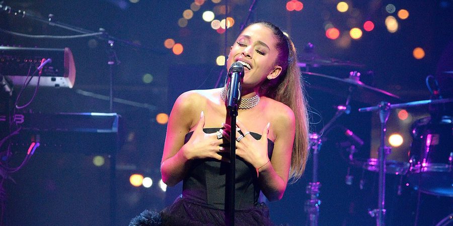 Ariana Grande se tatúa en homenaje a las víctimas del atentado