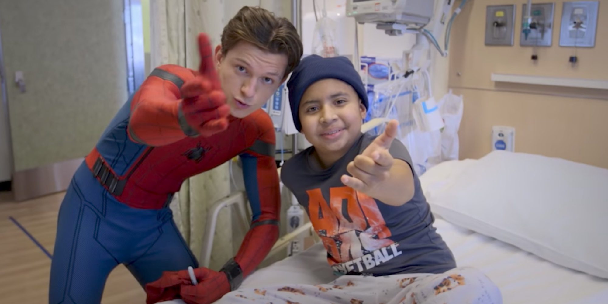 El Spiderman Tom Holland visita por sorpresa a los niños de un hospital de Los Ángeles
