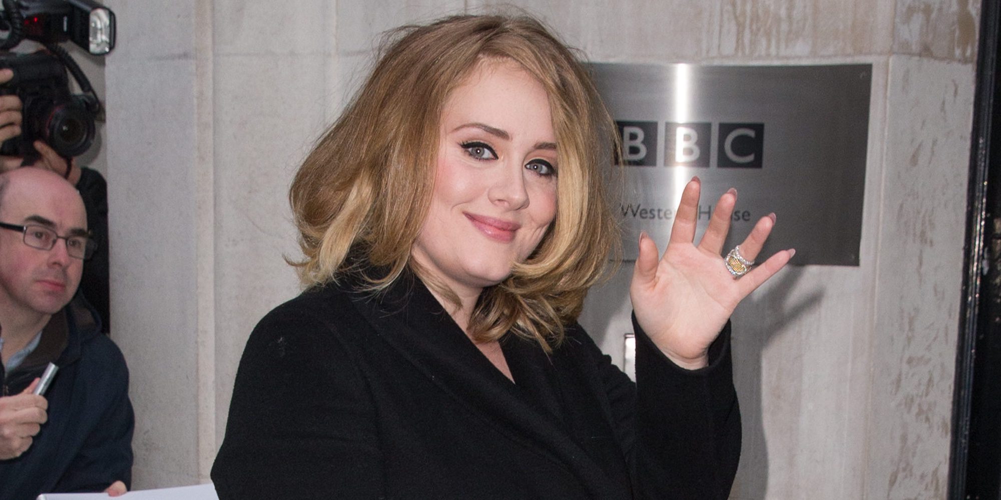 Adele, muy afectada apoyando a las víctimas del incendio en la torre Grenfell de Londres