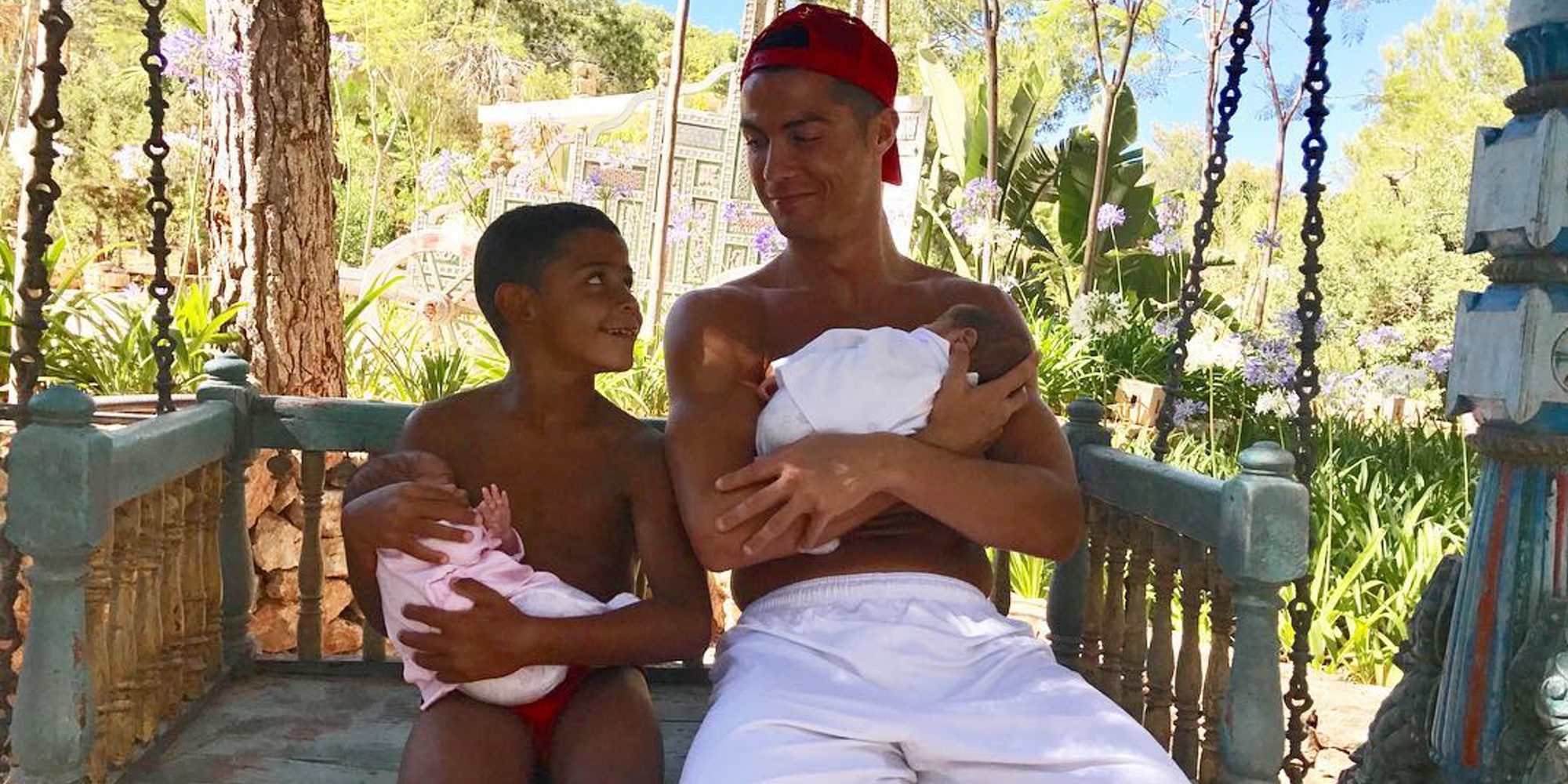 La tierna imagen de Cristiano Ronaldo posando con sus tres hijos por primera vez