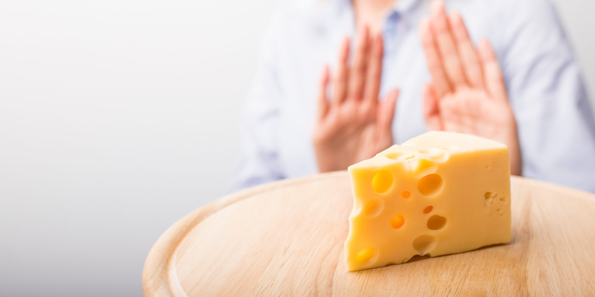 Muere un niño en Londres por entrar en contacto con un trozo de queso al ser alérgico