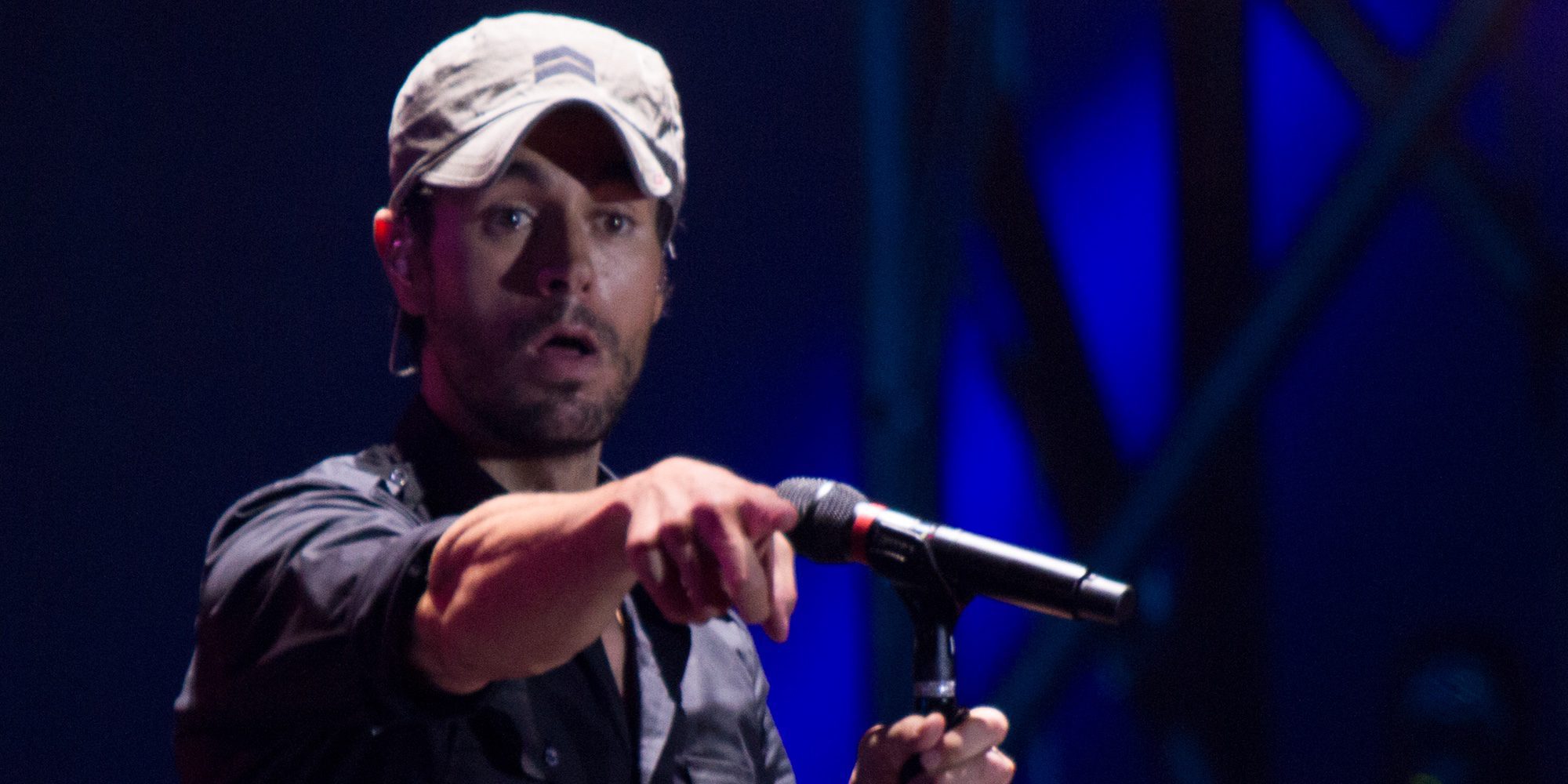 Pitidos hacia Enrique Iglesias en su único concierto en España: "Manos arriba, esto es un atraco"