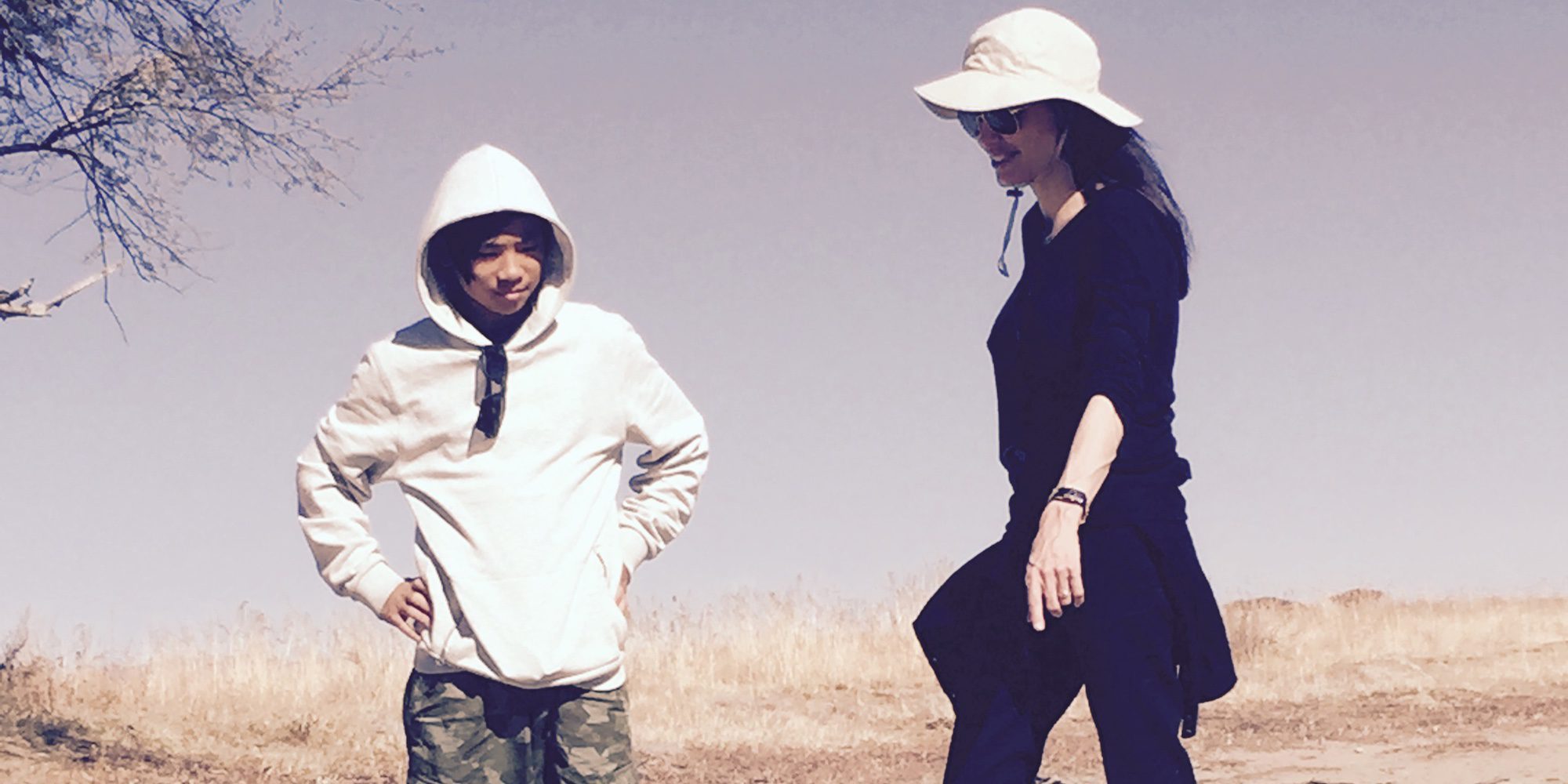 Angelina Jolie y su hijo Shiloh Pitt inauguran un santuario de animales en Namibia abierto en su honor