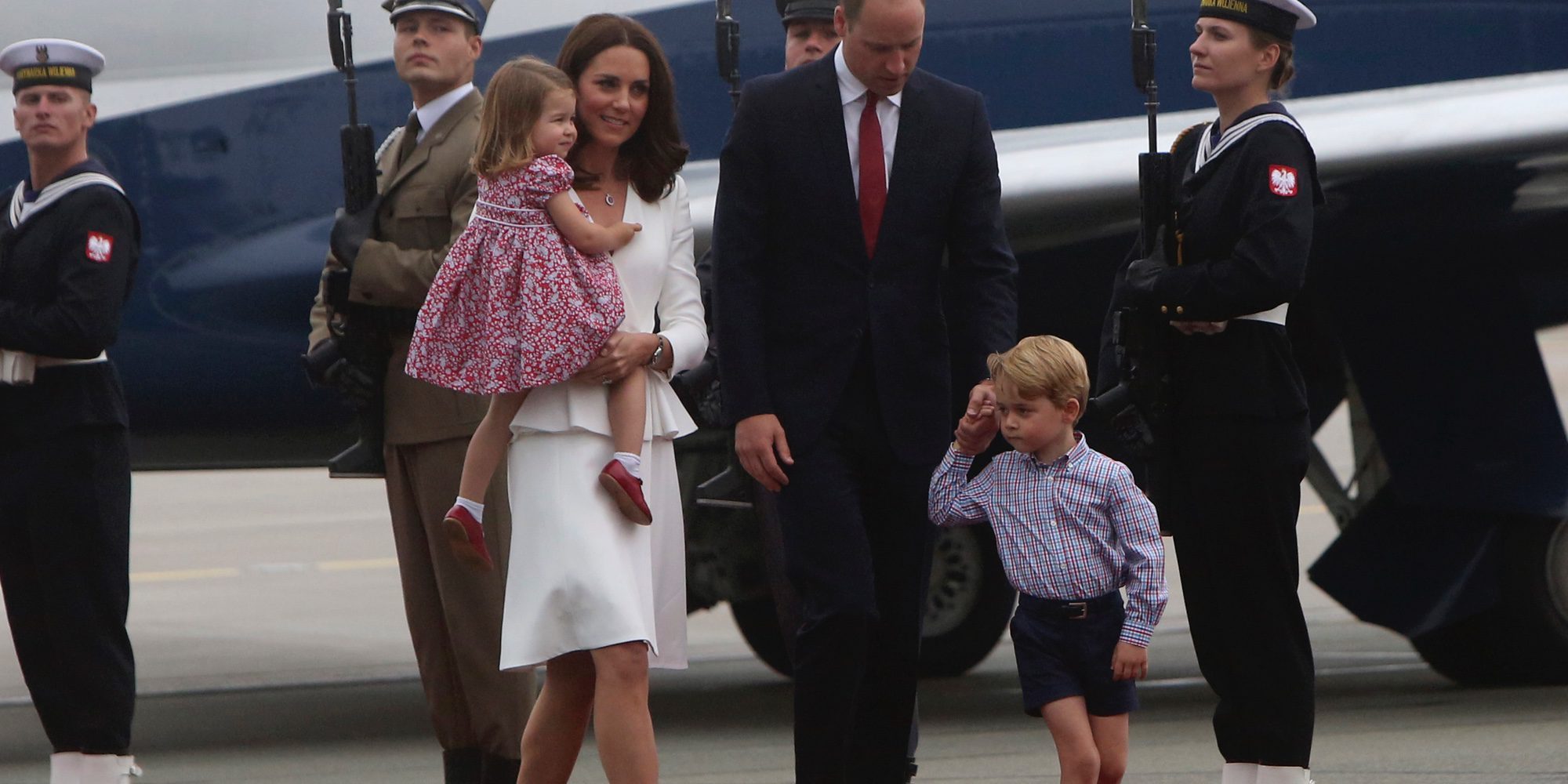 El Príncipe Jorge y la Princesa Carlota acaparan todas las miradas en su visita a Polonia junto a los Duques de Cambridge