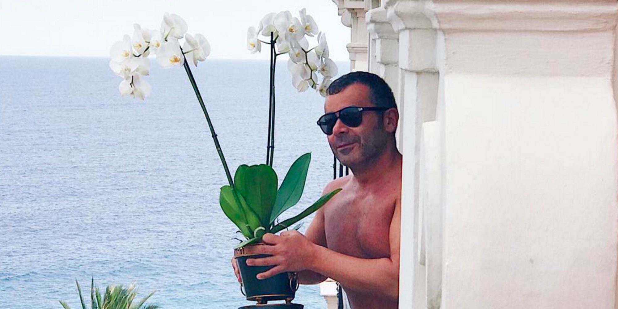 Jorge Javier Vázquez se desnuda en Grecia para olvidar la mala suerte que le persigue