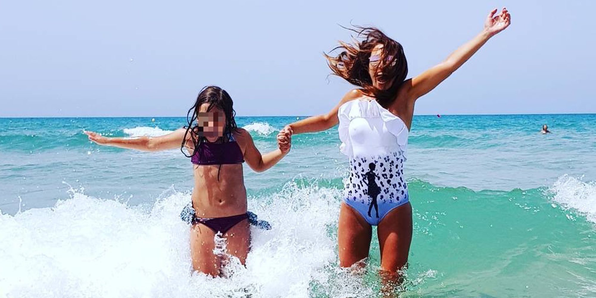 Las vacaciones de Paula Echevarría y Daniella Bustamante: saltos en el mar y mucha diversión entre madre e hija