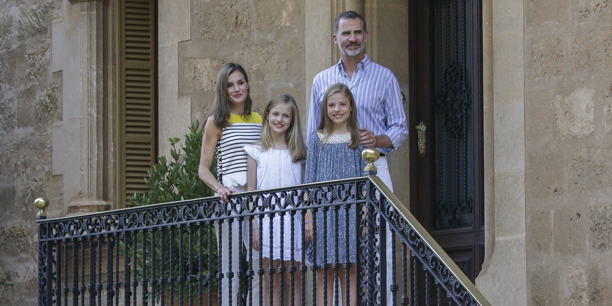Los Reyes Felipe y Letizia protagonizan el esperado posado en Marivent junto a sus hijas Leonor y Sofía
