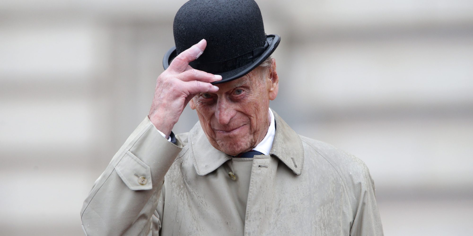 El Duque de Edimburgo se despide de la vida pública con lluvia y en solitario