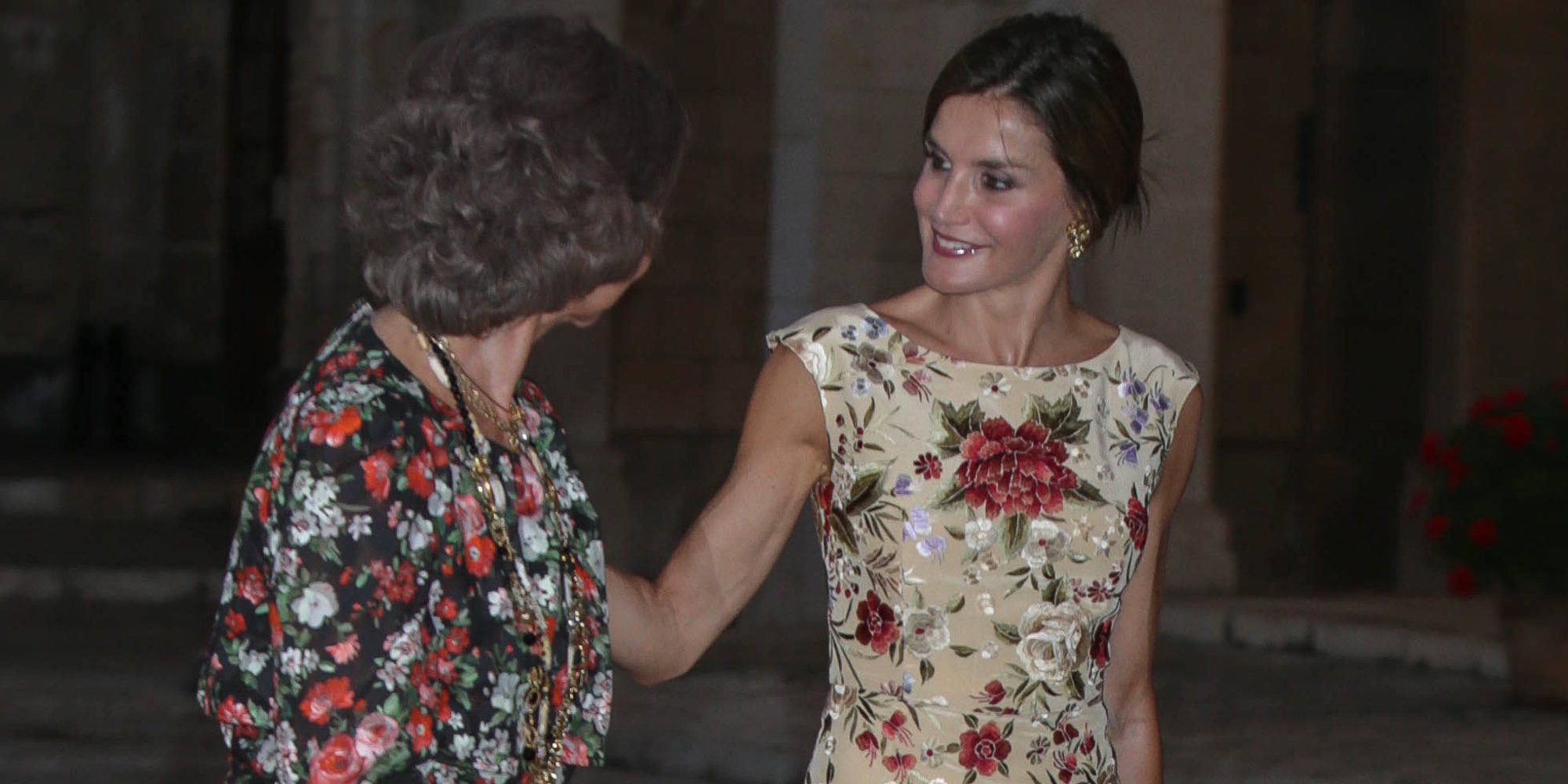 La Reina Letizia y la Reina Sofía, muy cómplices y amigas en la recepción a las personalidades de Baleares