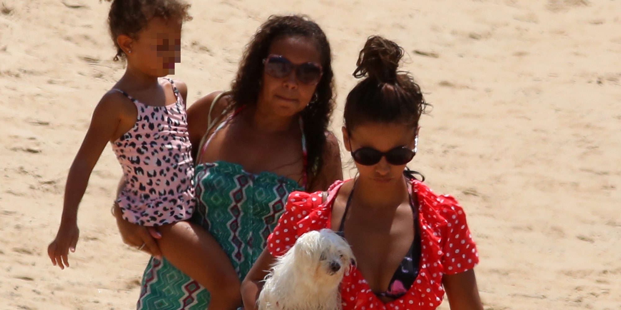 Mónica Cruz disfruta de las playas de Cádiz con su madre y con su hija Antonella