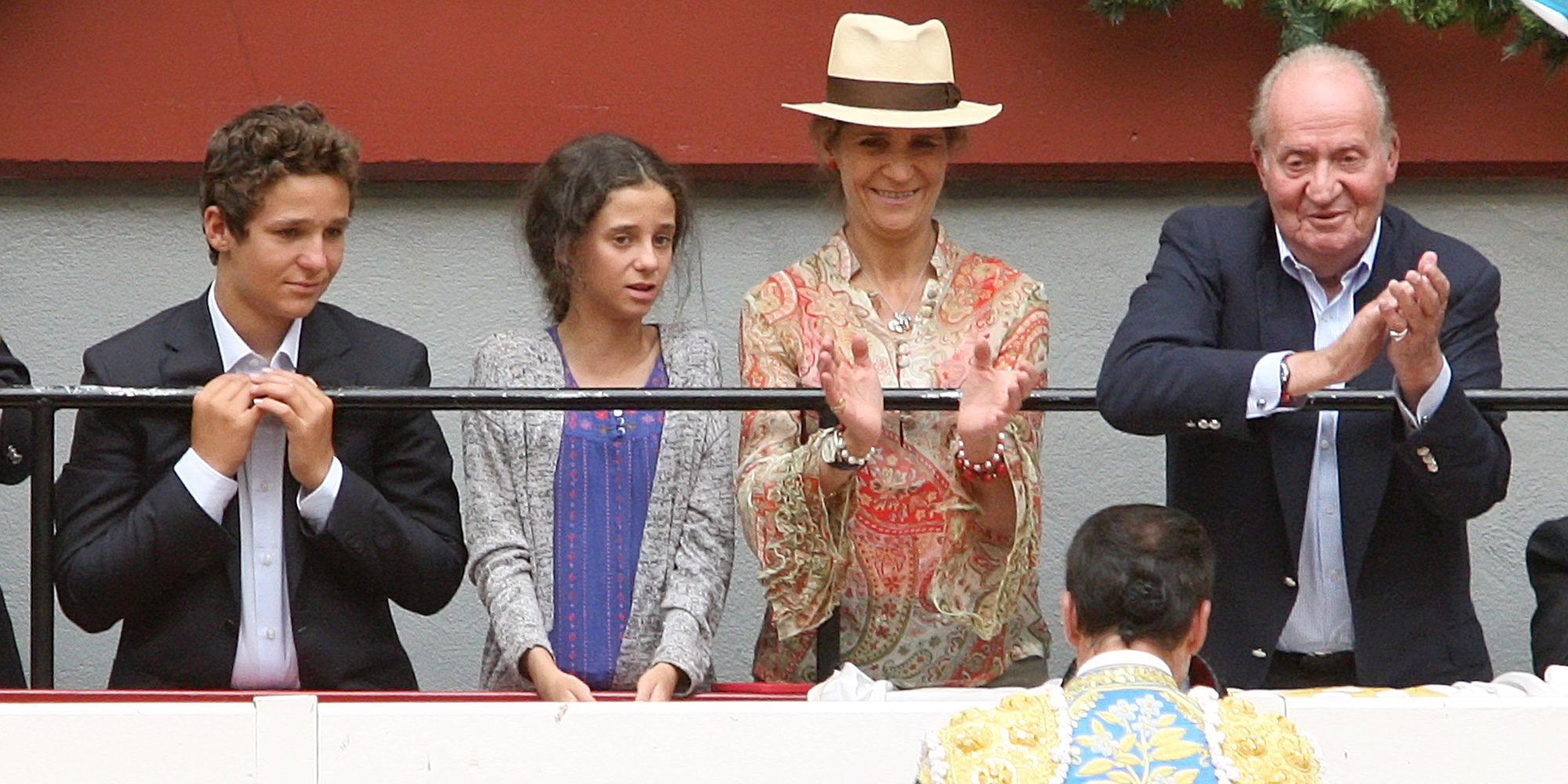 El Rey Juan Carlos, la Infanta Elena, Froilán y Victoria: menú de lujo y corrida de toros en San Sebastián
