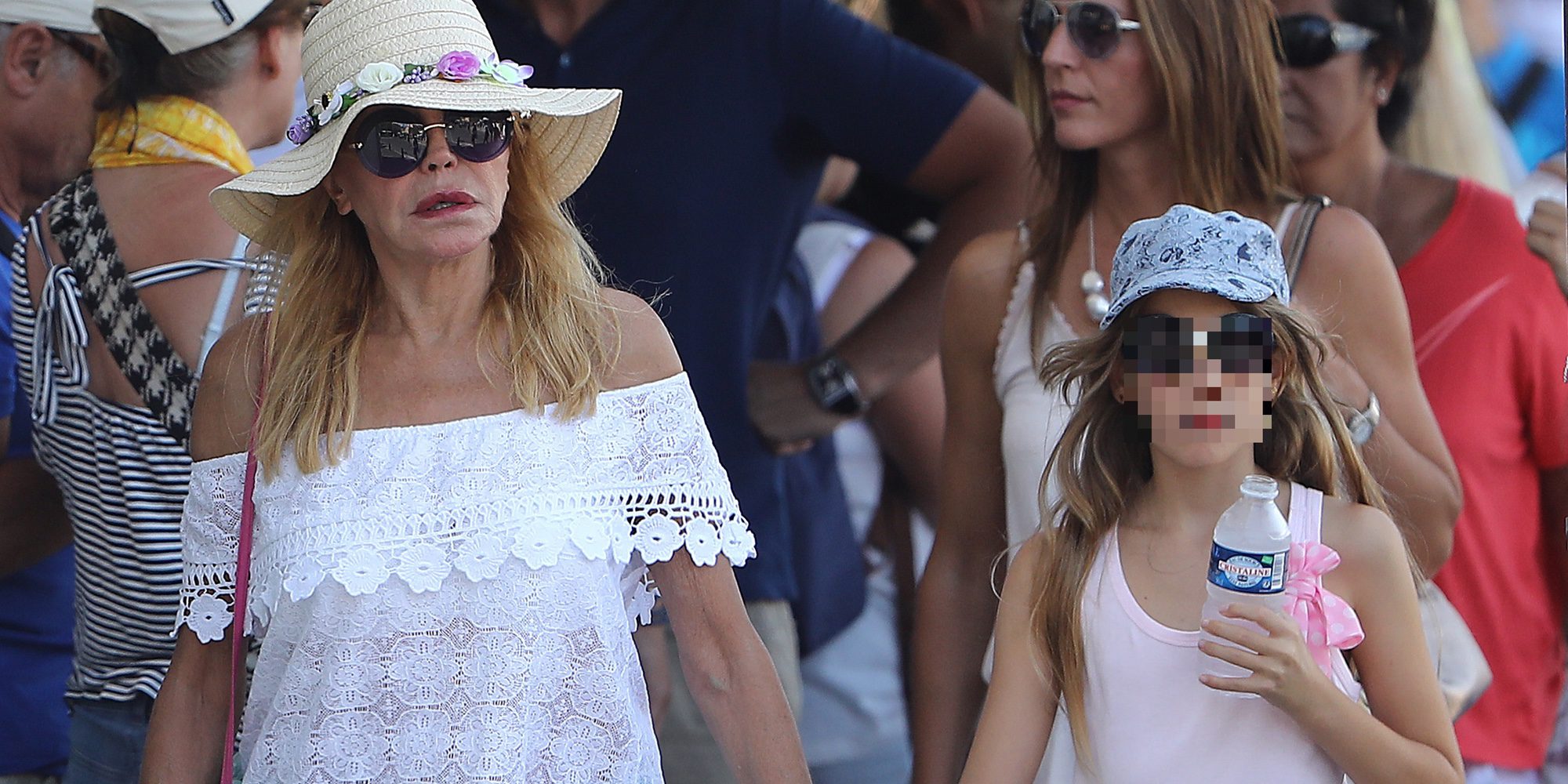 Tita Cervera, muy seria con sus hijas de vacaciones en Saint Tropez