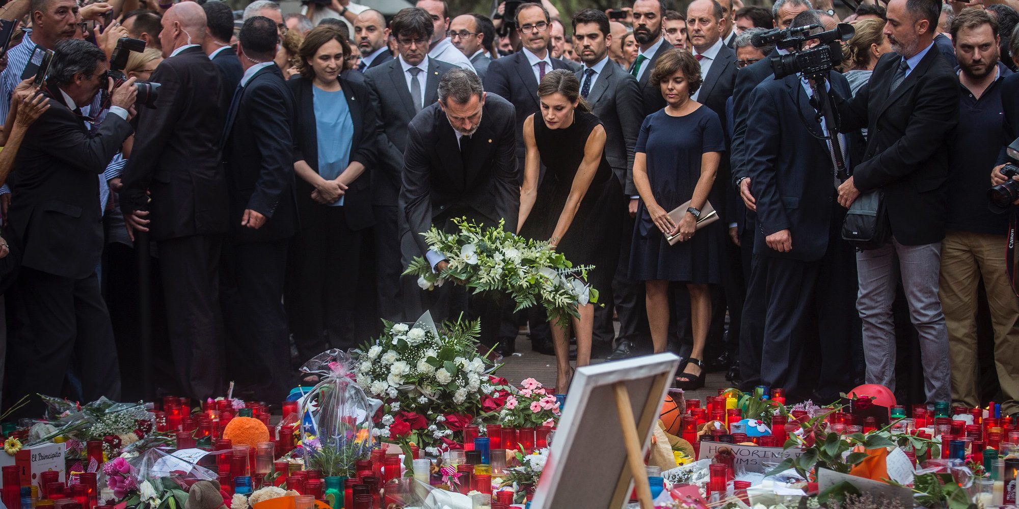 Visita a los heridos, ofrenda floral y Misa por la Paz: el apoyo de Felipe y Letizia a las víctimas de los atentados