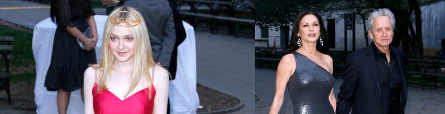 Dakota Fanning, Michael Douglas y Catherine Zeta Jones se divierten en una fiesta de Vanity Fair