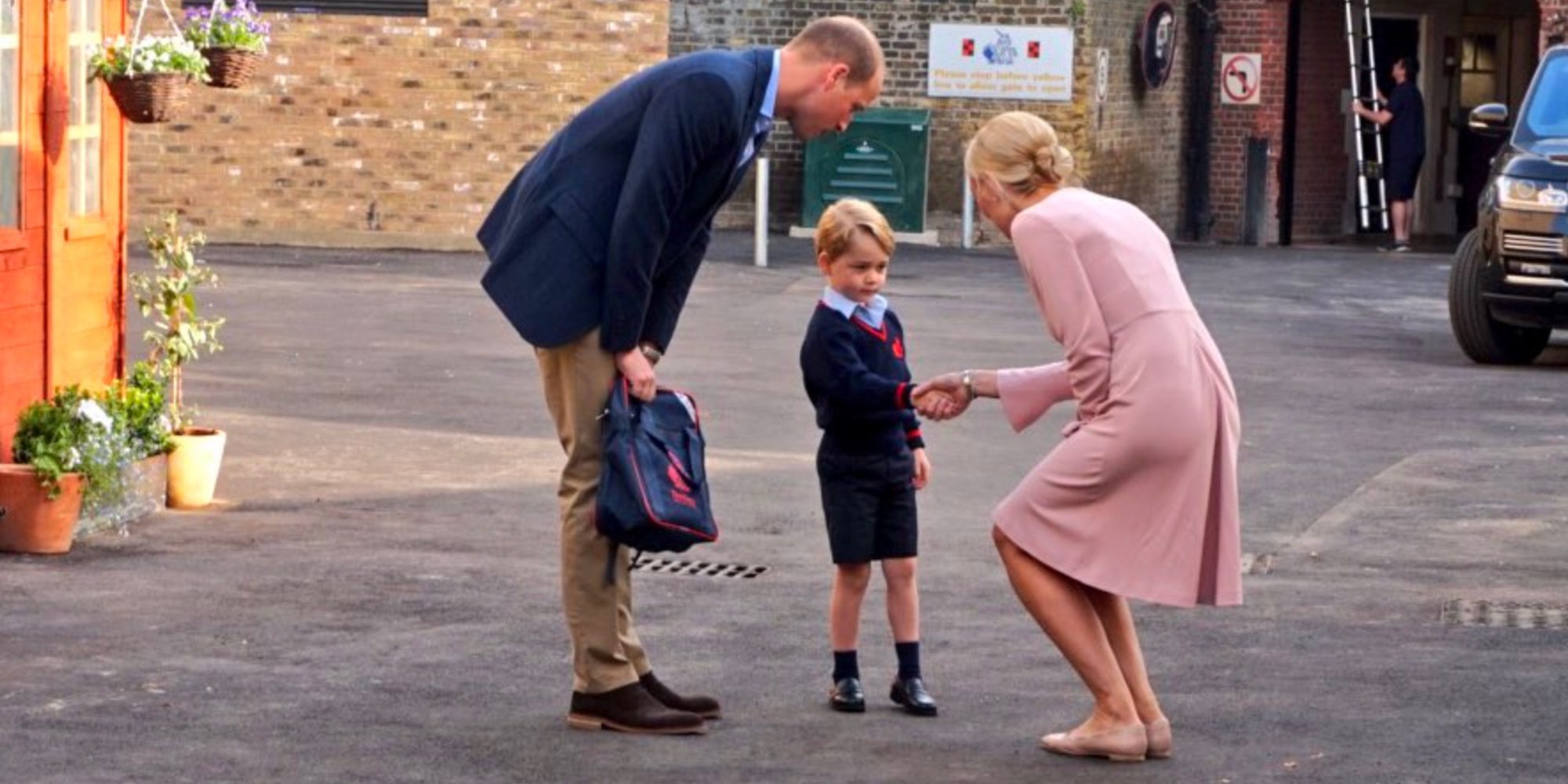 El Príncipe Jorge, muy serio y formal en su primer día de colegio en Thomas's Battersea