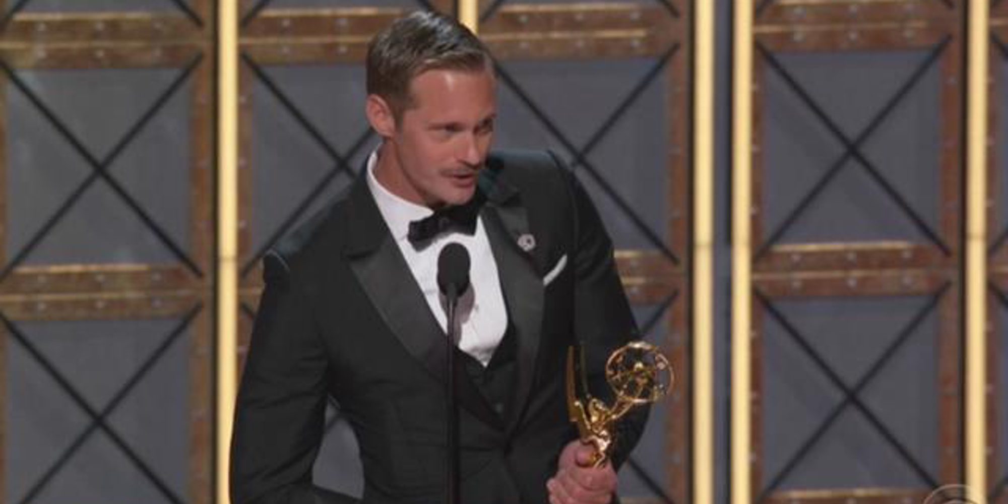 Nicole Kidman felicita a Alexander Skarsgård tras ganar un Emmy 2017 con un tierno beso en la boca