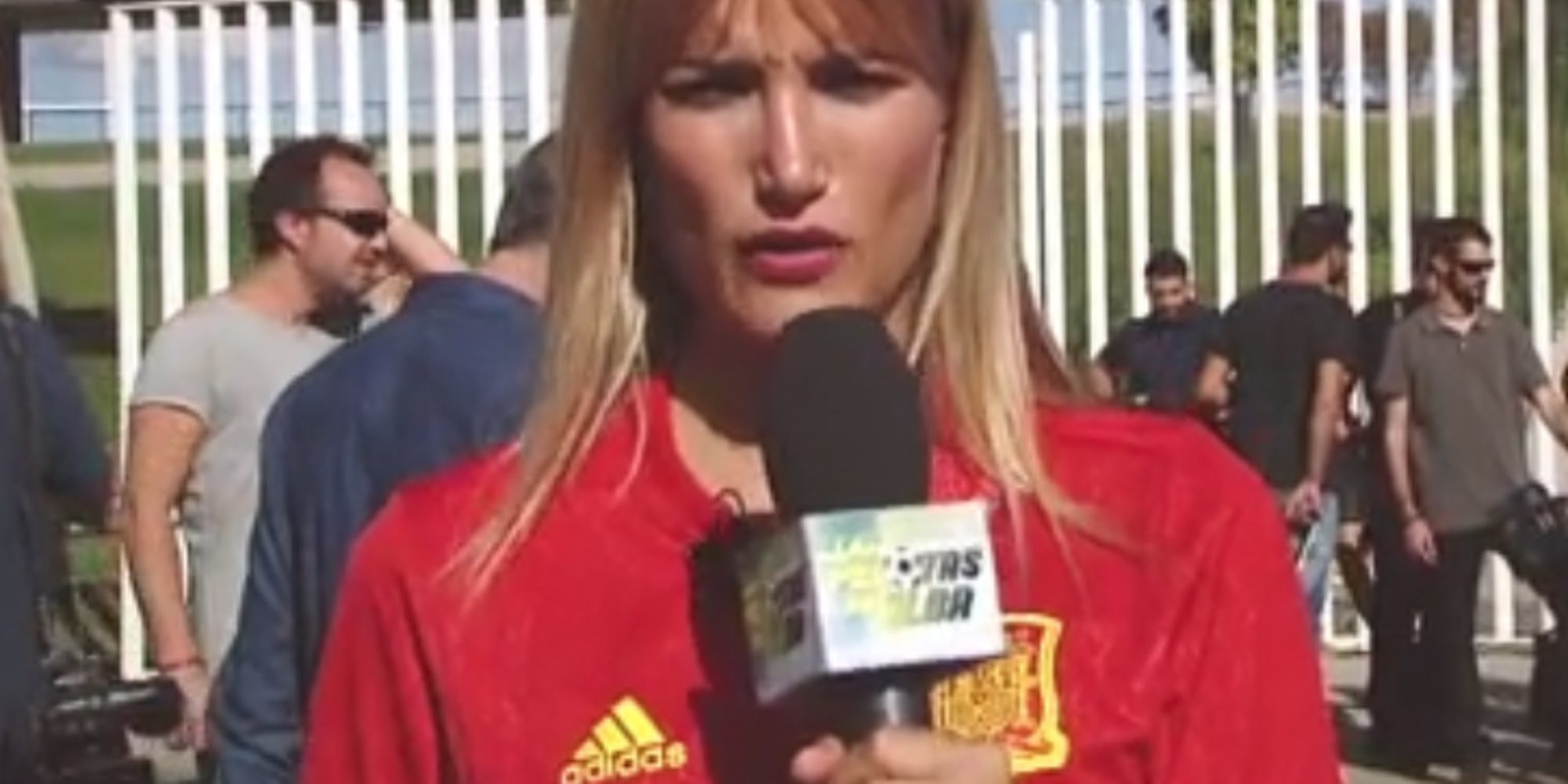 Alba Carrillo visita el entrenamiento de la Selección Española y no deja títere con cabeza