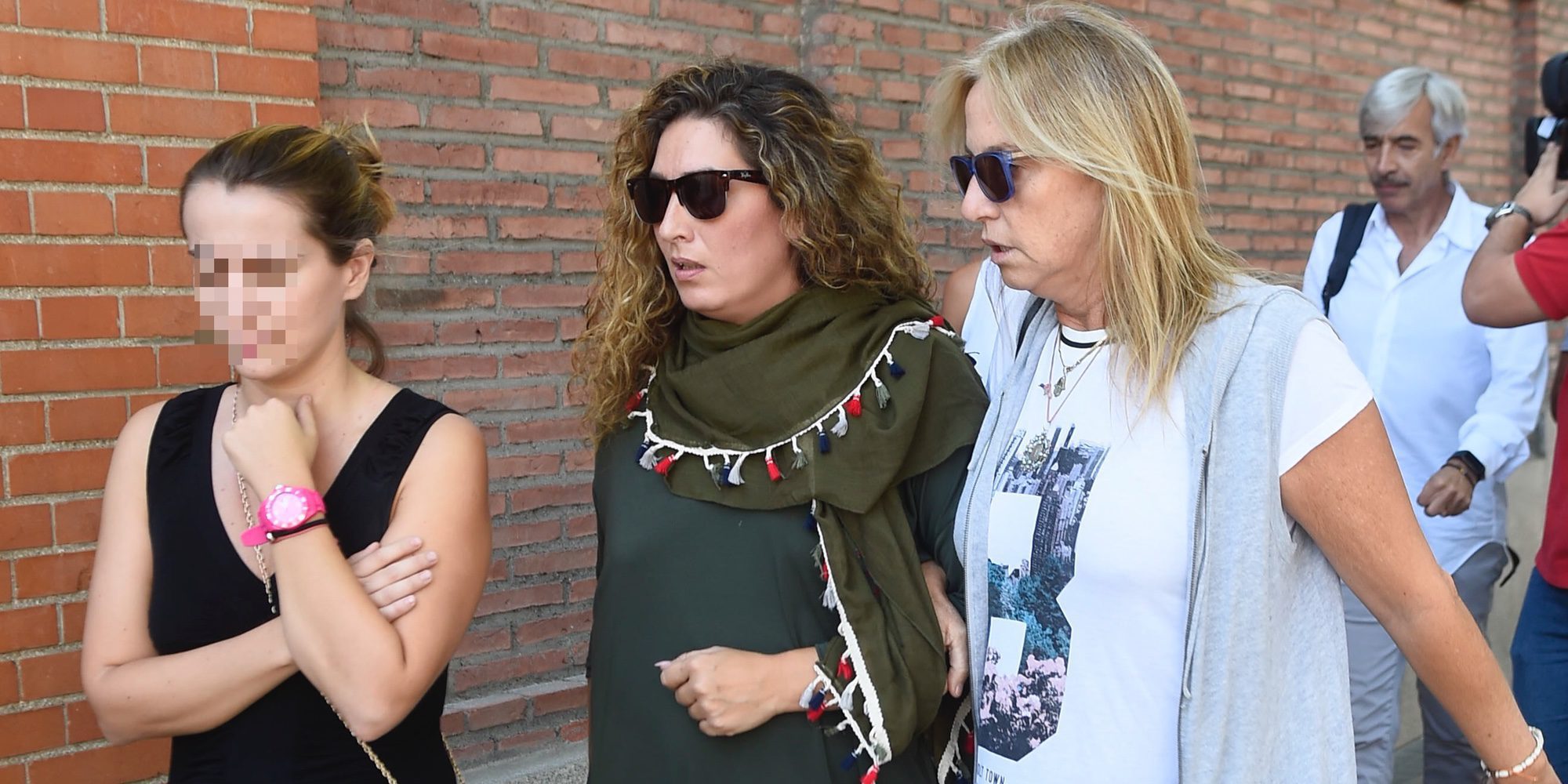 Estrella Morente, Lydia Lozano e Imanol Arias visitan a Antonio Carmona y apoyan a Mariola Orellana