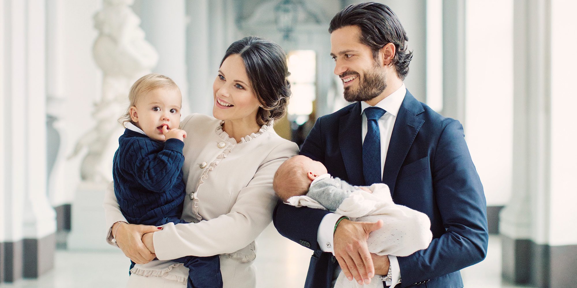 Primera foto de familia de Carlos Felipe de Suecia y Sofia Hellqvist con sus hijos Alejandro y Gabriel