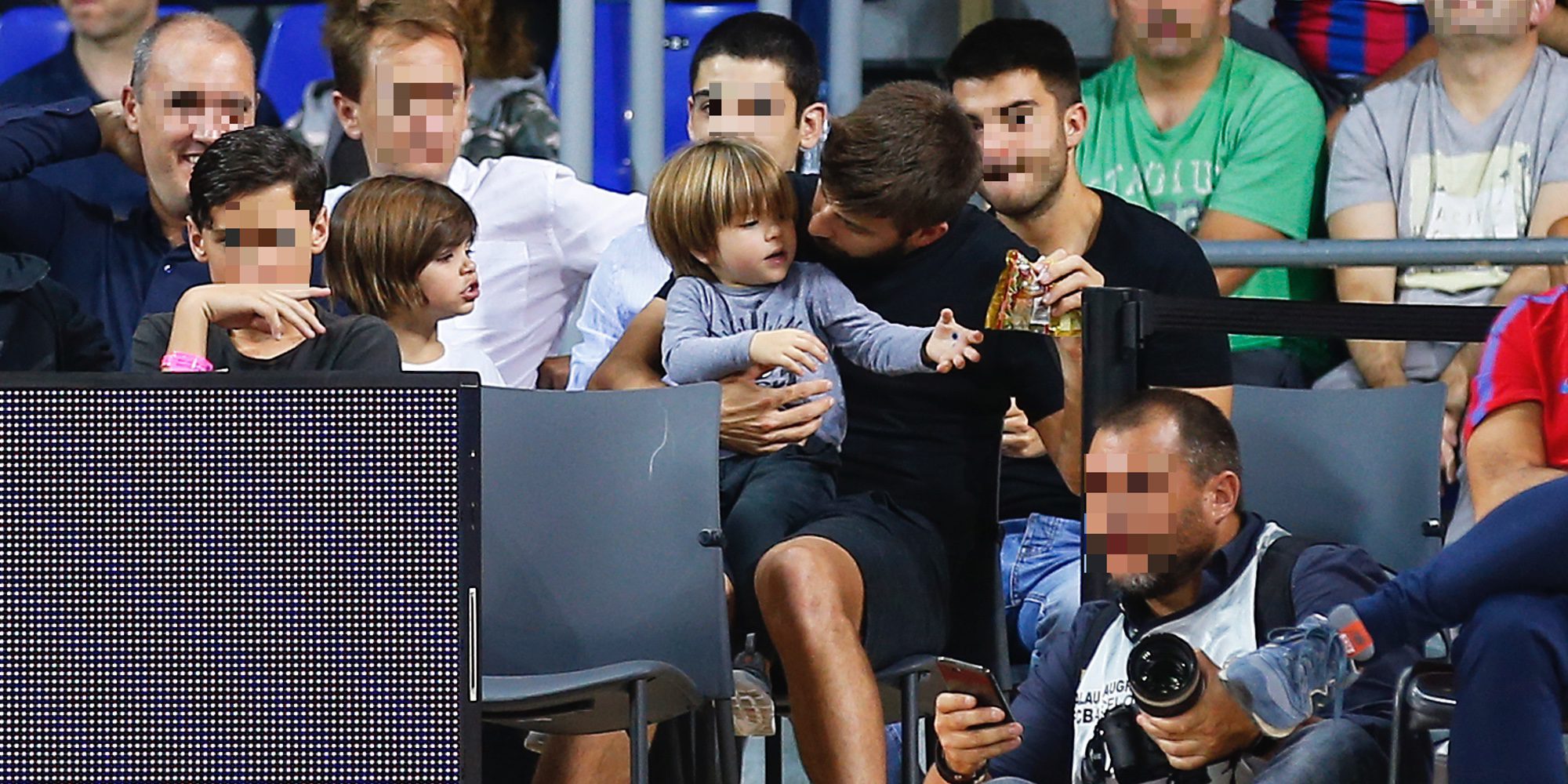 Gerard Piqué, todo un padrazo con sus hijos Milan y Sasha en el baloncesto mientras Shakira trabaja
