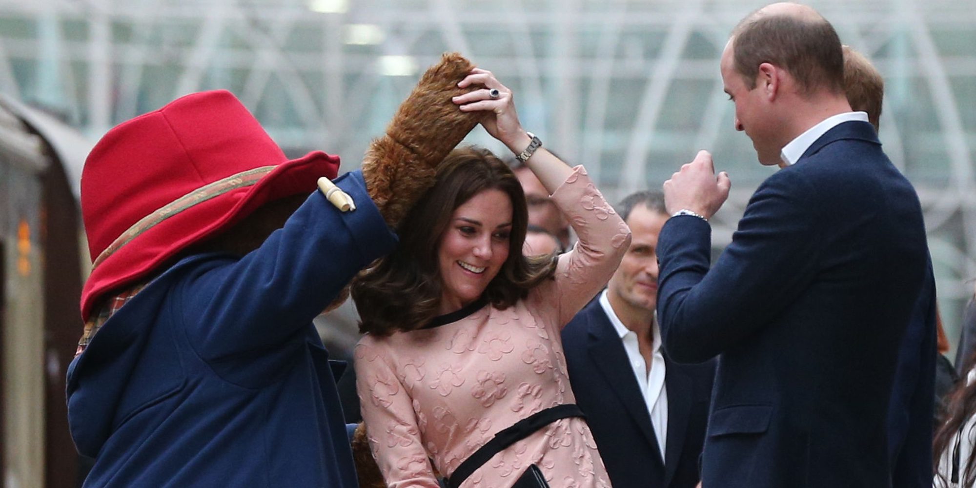 Kate Middleton se divierte bailando con el oso Paddington en un acto oficial junto a los Príncipes Guillermo y Harry