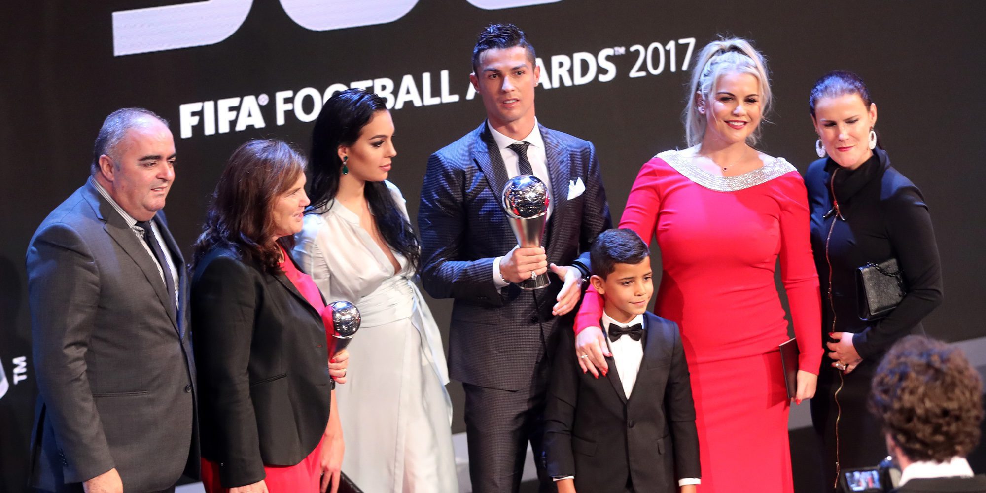 Cristiano Ronaldo y Georgina Rodríguez brillan con luz propia en la gala de los Premios The Best Fifa 2017