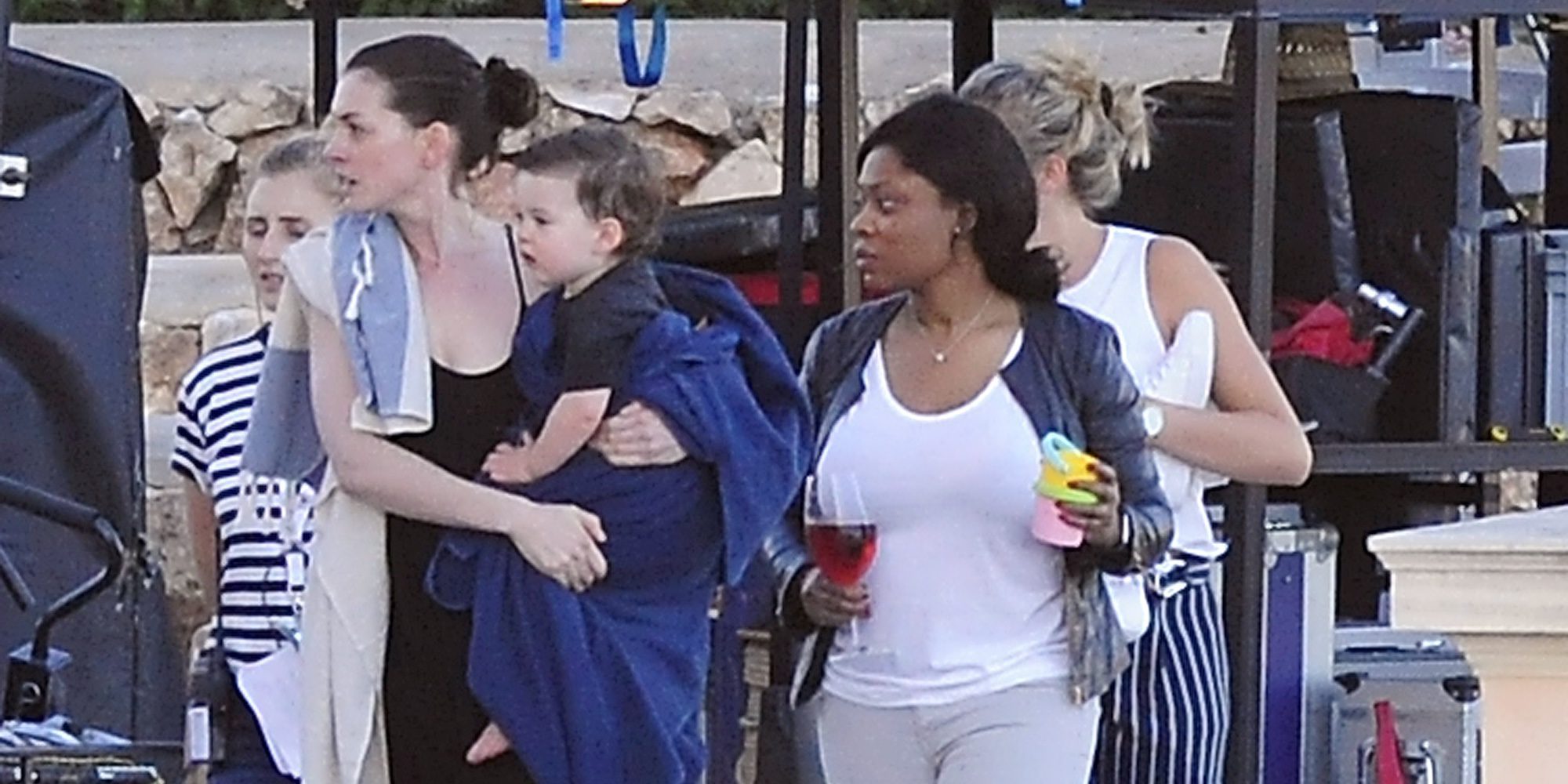 Anne Hathaway se lleva a su hijo al rodaje de su próxima película en Mallorca