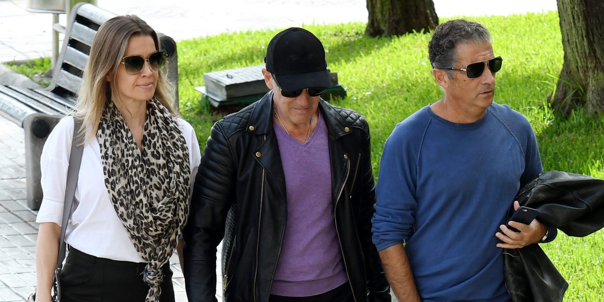 Antonio Banderas acude al tanatorio para velar a su madre acompañado de Nicole Kimpel y su hermano Javier