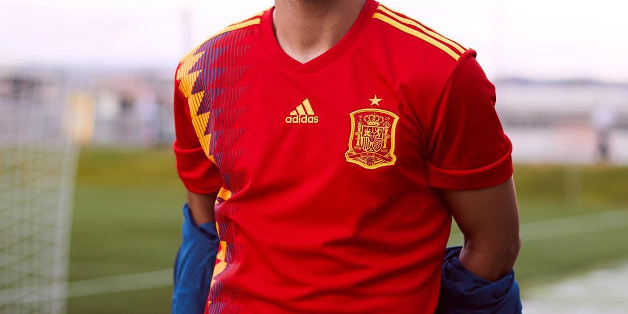 La nueva camiseta de la Selección Española crea polémica por sus colores parecidos a la bandera republicana
