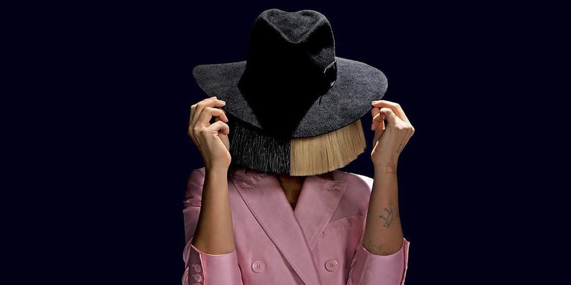Sia publica una imagen completamente desnuda para evitar que un paparazzi la venda