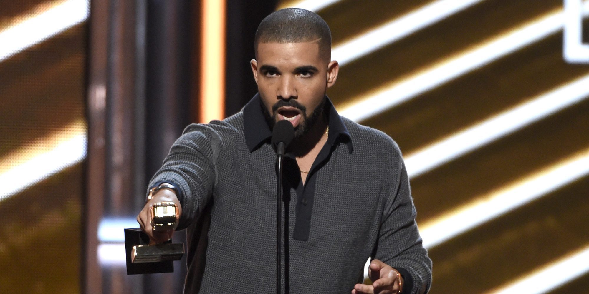 Drake defiende en pleno concierto a unas fans de un hombre que las estaba acosando: "Te voy a patear el culo"