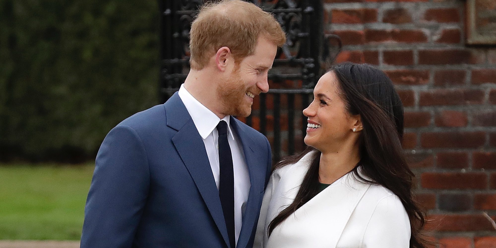 El Príncipe Harry y Meghan Markle hacen oficial su compromiso en los jardines del Kensington Palace