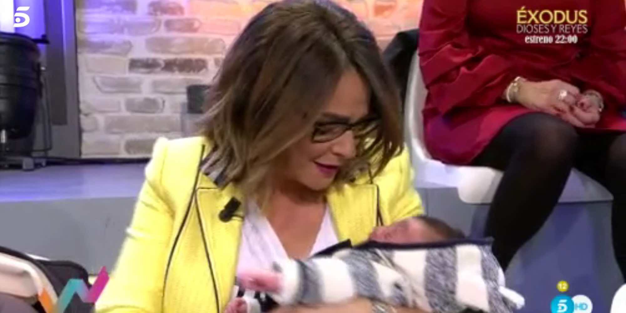 Toñi Moreno saca su lado maternal y se derrite con el segundo bebé nacido de 'First Dates'