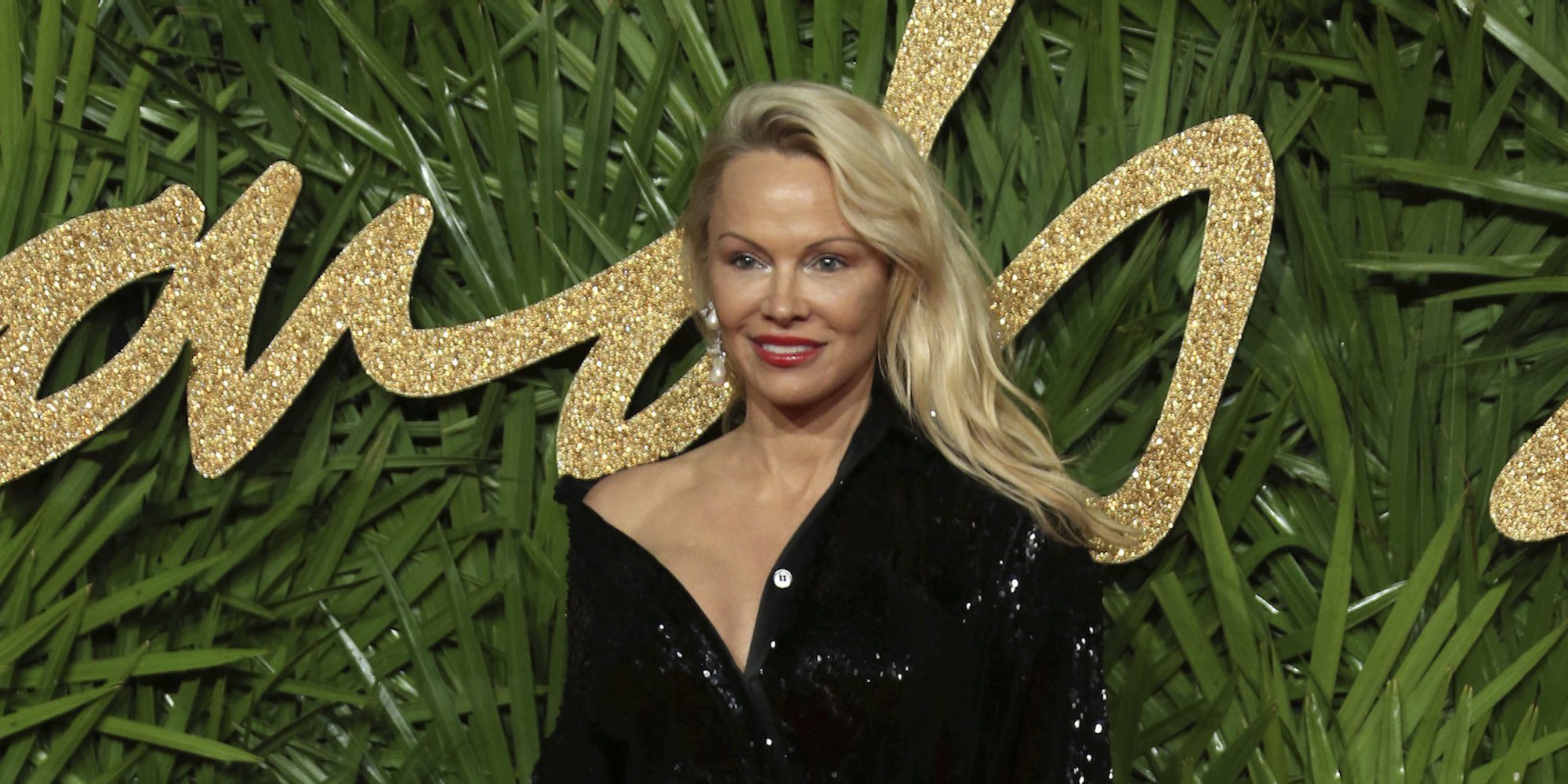 Pamela Anderson aparece en los British Fashion Awards con un aspecto irreconocible
