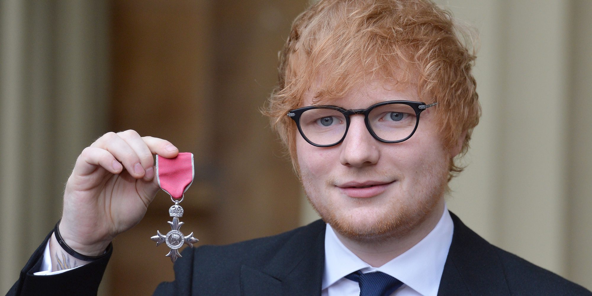 Ed Sheeran recibe la medalla de la Orden del Imperio Británico de manos del Príncipe Carlos